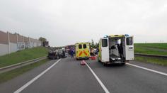 U Nymburka vjelo auto do kamionu! Jeden člověk zemřel