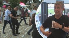 Nejdřív bílé kříže, pak zásah vejcem. Babiš u Prahy rozdával zmrzlinu