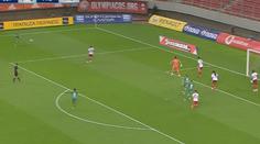 Borec na konec! Obránce Olympiakosu zaskočil za gólmana