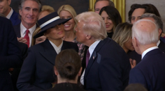 Trapas na inauguraci. Trumpovi nevyšel polibek s první dámou podle plánu