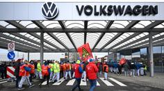 V automobilkách to vře: VW stávkuje, Stellantis je bez šéfa a další velká značka má namále