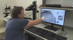 Archeologům z Brna se podařil unikátní objev. V jeskyni našli pravěké rytiny