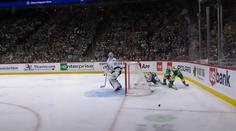 Nevídaná situace v NHL. V zápase se objevily dva puky, jeden skončil v bráně