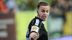 Mělo dojít k přerušení utkání, rozhodčí šel až na hranu, říká bývalý sudí k derby