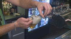 I přes zdražení se Češi alkoholu nevzdávají. Změnili ale návyky