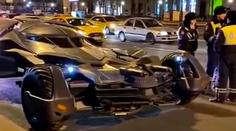 Vyjel si v batmobilu vlastní výroby. Moskevská policie neměla pochopení