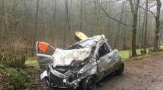 Zdemolované auto leželo mimo silnici. Našli v něm mrtvého řidiče