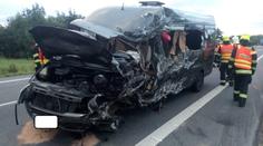 Dodávka plná lidí se čelně srazila s náklaďákem! Dva mrtví, sedm zraněných