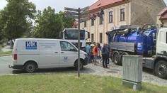 Muž zraněný při výbuchu potrubí je ve vážném stavu. Explozi nejspíš zavinil tlak vody