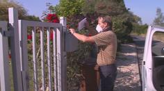 Pošta už nosí respirátory a roušky seniorům. Jde o miliony zásilek