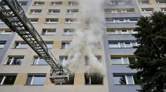 Drama na Chodově. K požáru bytu vyrazilo 12 hasičských vozů