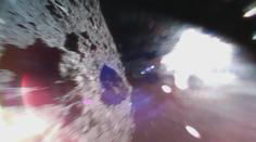 Japonští roboti skáčou po letícím asteroidu a posílají na Zemi fotky!