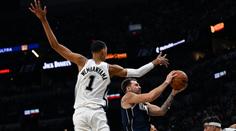 Supertalent a pavouk. Wembanyama zažil debut v NBA, zaujal i outfitem