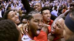 Celá NBA žasne nad košem z poslední sekundy! Leonard to zabil
