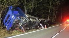 Smrt řidiče a kamion v příkopu. Na Pelhřimovsku se staly dvě vážné nehody