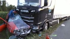 Kamion sešrotoval auto, které mu nedalo přednost. Dva mrtví