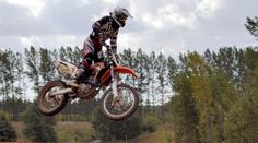 Motokrosař při závodech vletěl do davu. Pro zraněné letěl vrtulník