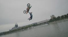 Freestylista Ackermann přeskočil z lodě na loď s motorkou nad hlavou