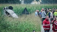 Italská stíhačka se po vzletu zřítila, trosky zabily dítě v autě u letiště