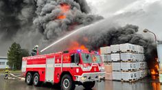 Průmyslový areál na Náchodsku zachvátil požár. Oheň zasáhl halu s chemikáliemi