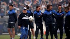 Maradonu vítaly v novém klubu davy fanoušků. Na hřišti sotva chodil