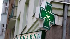Žena s parukou přišla se zbraní do lékarny, odnesla si desítky tisíc