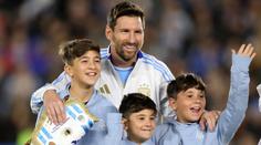 Láska k rodině i k Argentině. Záběry dojatého Messiho obletěly svět