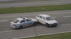 Podnapilý muž ujížděl policistům. Ti ho překvapili neobvyklým manévrem