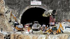 Zřícený tunel v Indii uvěznil 41 dělníků, už deset dní se k nim snaží provrtat