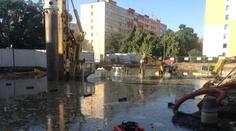 Pražské staveniště se změnilo v jezero! Utopily se v něm 4 bagry