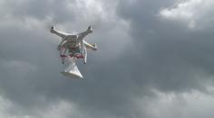 Pilot měl přepravovat drogy na dronu. Předávku překazil strážník