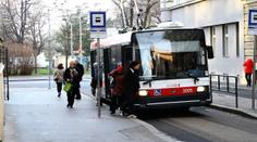Nechtěl pustit opilé fandy do trolejbusu, tak dostal šofér pěstí