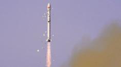 Čínská raketa odstartovala a začala se rozpadat. Stovky částí dopadly na zem