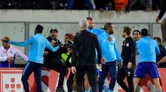 Šílený Evra! Před zápasem nakopl fanouška a byl okamžitě vyloučen