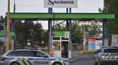 Ve Spolaně Neratovice unikla kyselina sírová. Zasahují tam hasiči