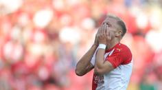 Slavia zahodila penaltu a poprvé ztratila, nováček zaskočil i Jablonec