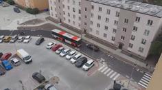 V Mělníku opravili silnici. Je ale příliš úzká a autobusy se na ni nevejdou