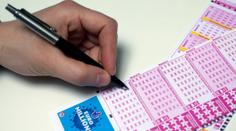 Skupina seniorů si vsadila v loterii. Ohromnou výhru si nenechali jen pro sebe