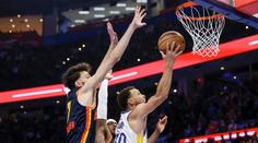Curry rozhodl v poslední sekundě, jeho koš ale původně neplatil