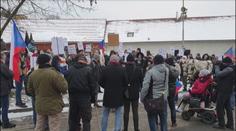 Před domem Blatného se sešli demonstranti, táhli s sebou i rakev