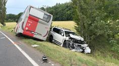 Hrozivá nehoda na Příbramsku: Autobus a osobní auto se čelně srazily