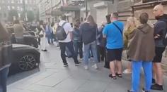 Rubl padá. Rusové propadli panice a stojí dlouhé fronty u směnáren