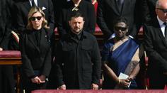 Zelenskyj vzácně odložil mikinu. Na papežově pohřbu sklidil bouřlivý potlesk