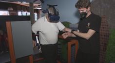 Čeští senioři si užívají virtuální realitu. Mohou vidět safari i dno oceánu