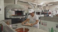V Neapoli otevřeli školu pro kuchaře pizzy. Podívejte se, jak se dělá ta pravá