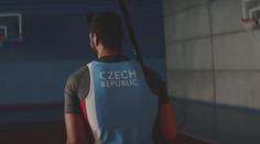 Do Tokia s rapovým singlem. V klipu si zahrála i čtveřice olympioniků