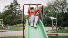 Jsou dětská hřiště bezpečná? Jak si užít jeho návštěvu a vyhnout se covidu