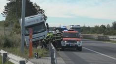 Komplikace na D1. Dálnici částečně uzavřela nehoda kamionu