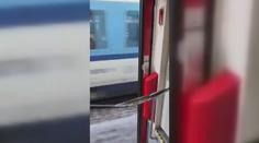 Vlak Arrivy jel s otevřenými dveřmi. Hrozilo velké nebezpečí. VIDEO