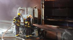 Na Pražském okruhu vzplál kamion. Z tahače zbyla jen kostra